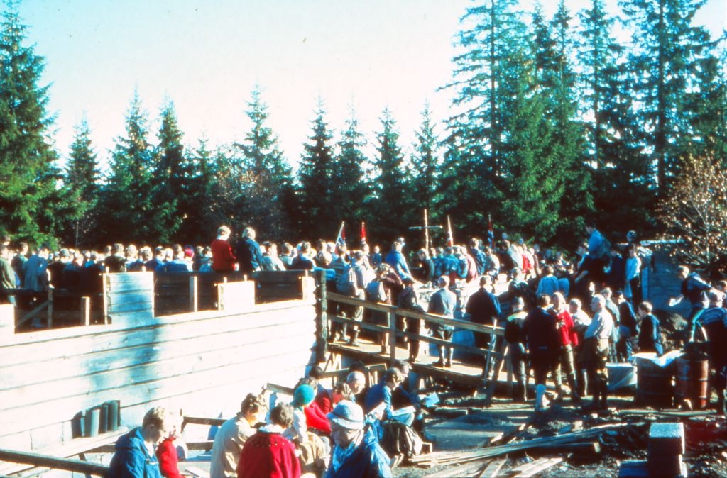 Mennesker samlet på Haslumsetervollen ved grunnstensnedleggelsen i 1967. Foto.